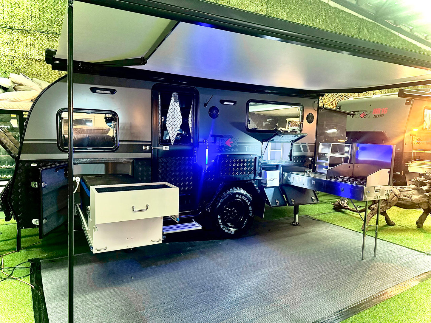 CARAVAN T-REX T13 – ENSUITE BUNKS