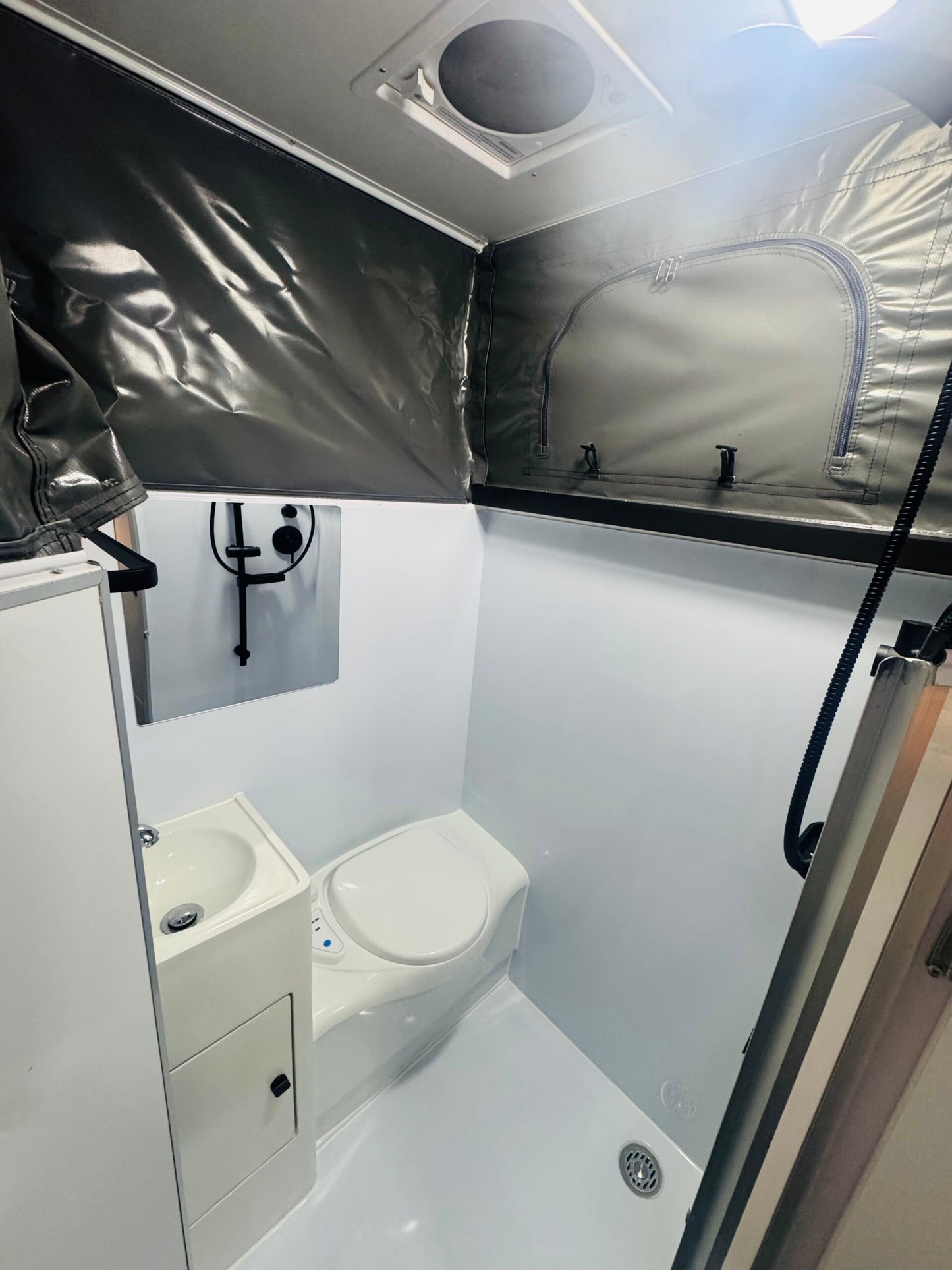 CARAVAN T-REX T13 – ENSUITE BUNKS