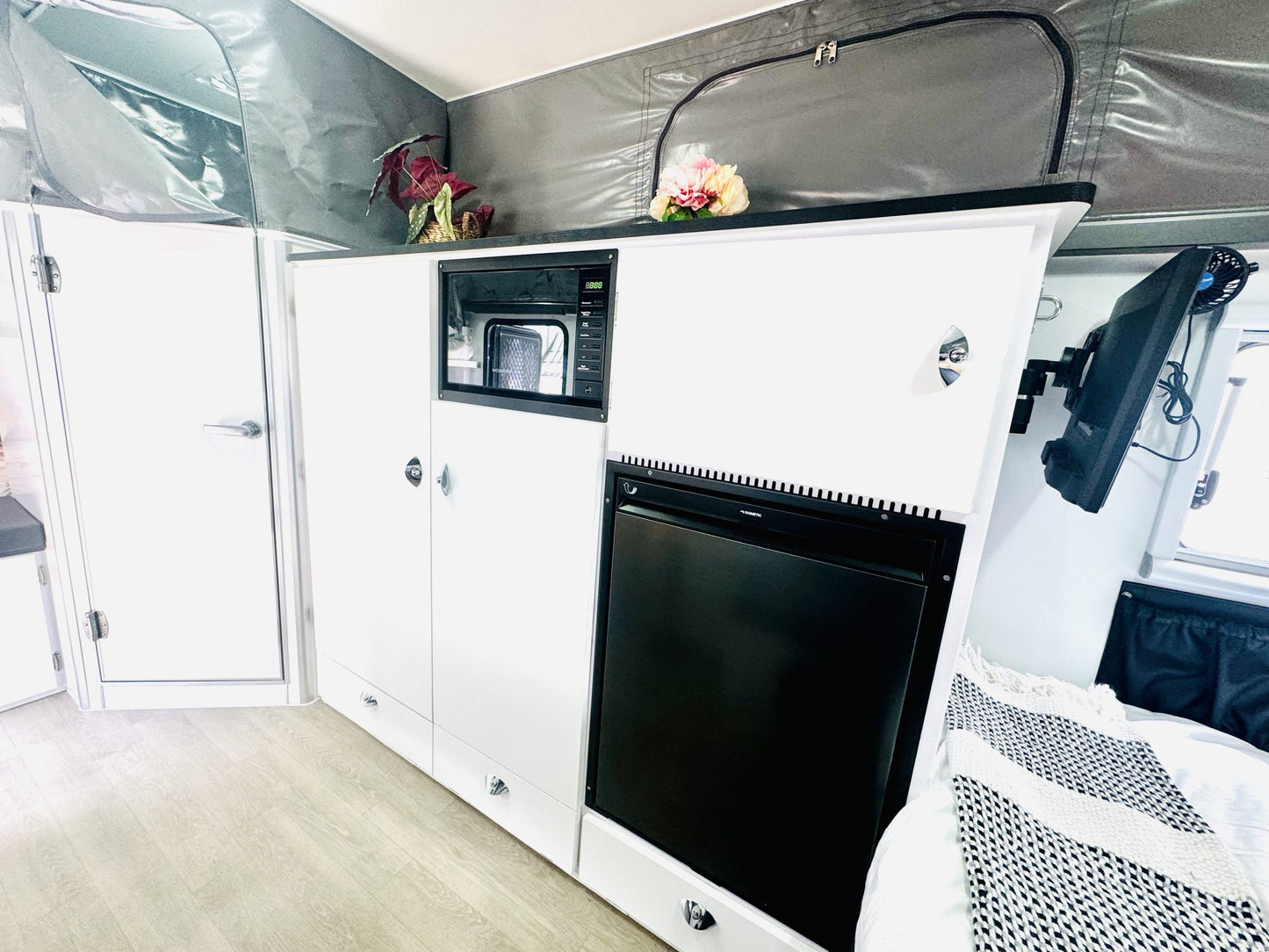 CARAVAN T-REX T16 ENSUITE BUNKS